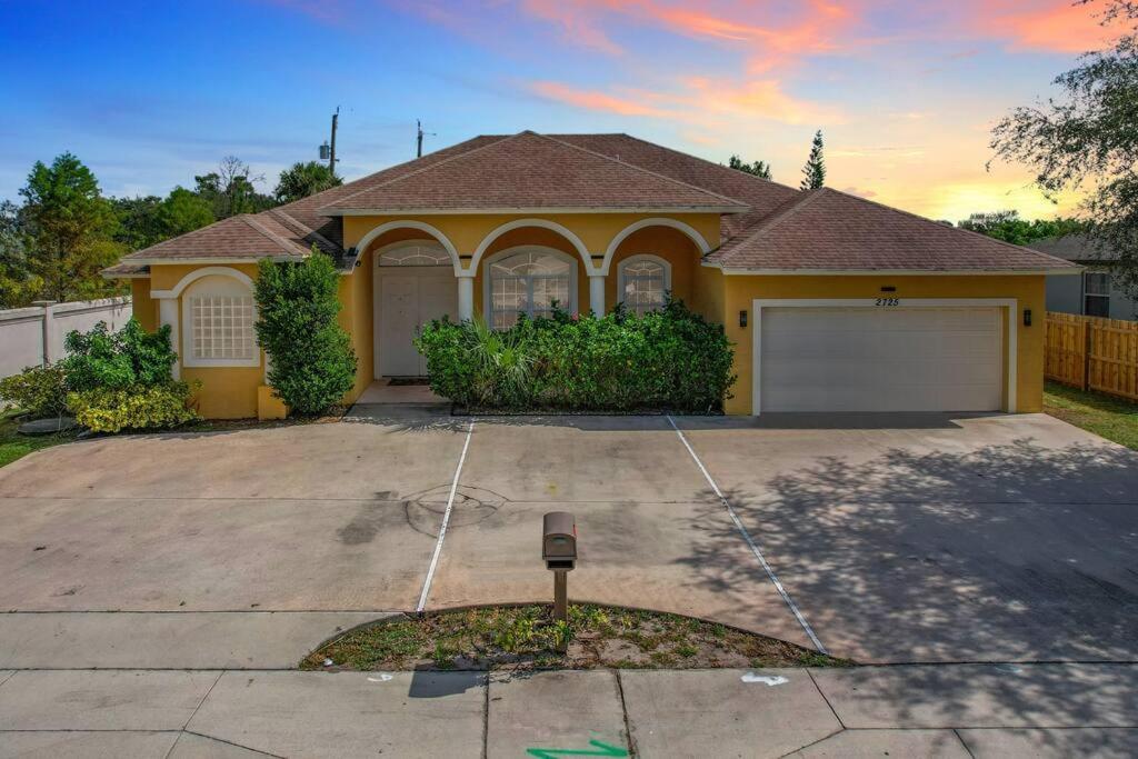 Holiday home Discover Your Oasis: Tropical Haven In Psl Port St. Lucie